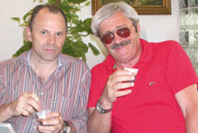 Namasté Mauro, è più che un saluto, è un saluto riverente, l’ultimo saluto al grande amico Mauro Testarella