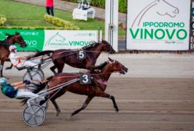 Ippodromo di Vinovo ­ 9 ottobre: in pista il Gran Criterium per i 2 anni, fuori le elezioni di Miss Eleganza Piemonte e Miss Ippodromo