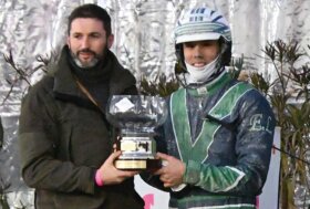 L’ippodromo Snai San Siro chiude il 2025 di trotto che, in una domenica di sole, vede Ingrid Am e Iron Of Steel splendere nei trofei intitolati all’allevamento della Serenissima