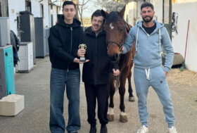 Luigi Zeno premia Davide Riccardelli: un momento di grande emozione al Centro Ippico “I Tifatini”